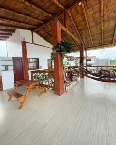 Habitación con banco, mesa y balcón. en Habitación matrimonial con vista al mar-wanderlust, en Santa Elena