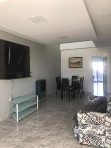 Casa de Playa في بلاليا أونيون: غرفة معيشة مع أريكة وطاولة
