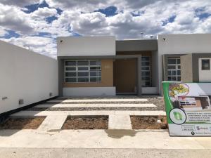 Casa de Playa في بلاليا أونيون: يتم بناء منزل مع وضع علامة أمامه