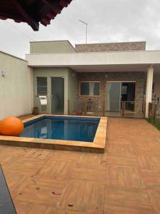 een huis met een zwembad in de tuin bij Pousada e Edícula in Jabuticabal