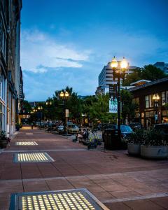 een straat in de nacht met straatverlichting en gebouwen bij Knox Vegas in Knoxville