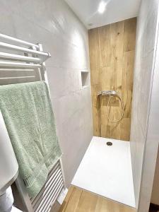 a small bathroom with a shower and a towel at Escapade Ensoleillé in Saint-Jean-de-Monts