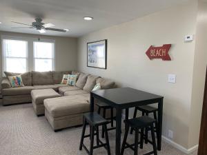ein Wohnzimmer mit Sofa und Tisch in der Unterkunft Bradley Beach Cozy Retreat in Bradley Beach + 1 Foto