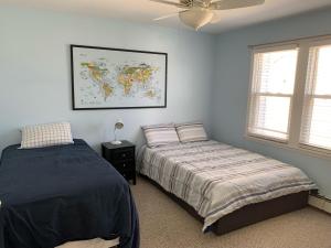 1 dormitorio con 2 camas y un mapa en la pared en Bradley Beach Cozy Retreat, en Bradley Beach