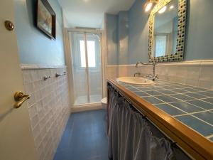 ein Badezimmer mit Waschbecken und Spiegel in der Unterkunft 501 - Ap. Cant del Ocells in Palafrugell