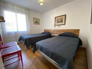 ein Schlafzimmer mit zwei Betten und einem Fenster in der Unterkunft 501 - Ap. Cant del Ocells in Palafrugell