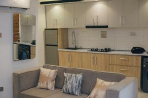 Ett kök eller pentry på Book Atelier Lux Homes! Modern Service Apartment with Amazing Balcony View