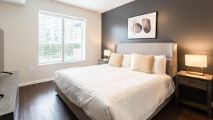 מיטה או מיטות בחדר ב-Landing Modern Apartment with Amazing Amenities (ID7549X82)
