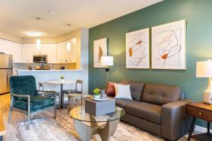 uma sala de estar com um sofá e uma mesa em Landing Modern Apartment with Amazing Amenities (ID2415X25) em Sparks