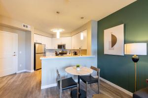 uma cozinha e sala de jantar com mesa e cadeiras em Landing Modern Apartment with Amazing Amenities (ID2415X25) em Sparks