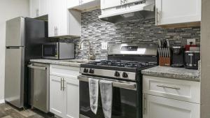uma cozinha com um fogão e um frigorífico em Landing Modern Apartment with Amazing Amenities (ID9191X62) em Marietta