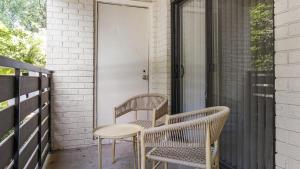 Duas cadeiras e uma mesa num alpendre em Landing Modern Apartment with Amazing Amenities (ID9191X62) em Marietta