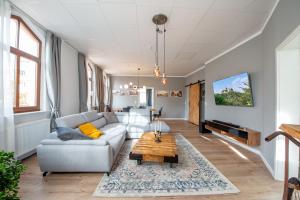 a living room with a couch and a table at Apartment Kronprinz zentral mit Infrarot-Sauna in Eisenach