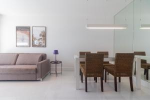 sala de estar con sofá, mesa y sillas en Flat Ocean View III, en Río de Janeiro