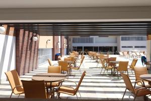 a cafeteria with tables and chairs and tables and chairs at PIAZZA DIROMA ACESSO A PARKS in Caldas Novas