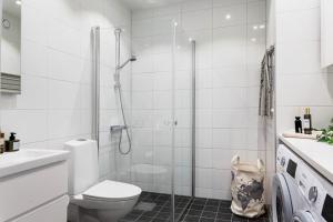Bilik mandi di Modern Scandinavian Home in Stockholm