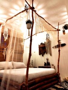 um quarto com uma cama de dossel com rede em Umali Guesthouse em Magalang