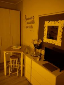 a small room with a desk and a table with a mirror at Solemar Stay in Altavilla Milicia