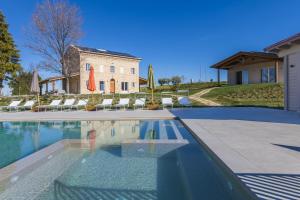 ein Pool vor einem Haus in der Unterkunft Villa Margherita in Francavilla dʼEte