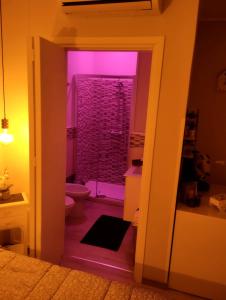 baño con luz púrpura en una habitación en Solemar Stay en Altavilla Milicia