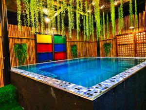 uma piscina com um piso azul num quarto em Umali Guesthouse em Magalang