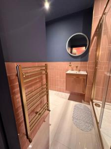 La salle de bains est pourvue d'un lavabo et d'un miroir. dans l'établissement Kip 23 JJs Emsworth, à Emsworth