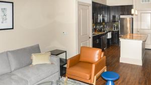Area tempat duduk di Landing Modern Apartment with Amazing Amenities (ID4612X92)
