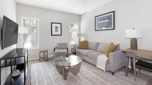 - un salon avec un canapé et une table dans l'établissement Landing Modern Apartment with Amazing Amenities (ID3077X80), à Atlanta