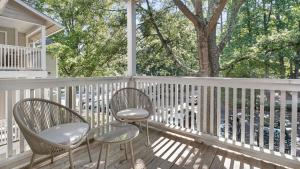 - deux chaises et une table sur une terrasse couverte dans l'établissement Landing Modern Apartment with Amazing Amenities (ID3077X80), à Atlanta