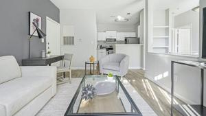 sala de estar con sofá y mesa en Landing Modern Apartment with Amazing Amenities (ID1170X300), en Durham