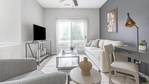 sala de estar con sofá y mesa en Landing Modern Apartment with Amazing Amenities (ID1170X300), en Durham