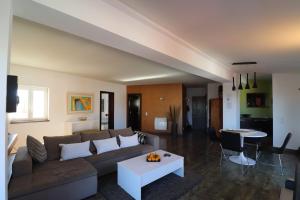 a living room with a couch and a table at Apartamento Vista Marina in Lagos