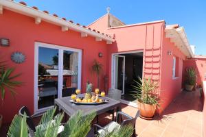 a red house with a table with fruit on it at Apartamento Vista Marina in Lagos