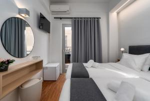 Кровать или кровати в номере Hotel Adonis Athens