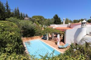 a swimming pool in front of a house at Villa la Perla in Carvoeiro