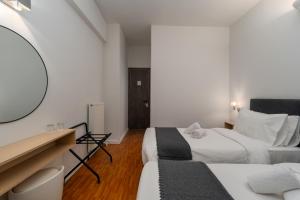 Кровать или кровати в номере Hotel Adonis Athens