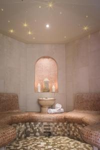 una stanza con due sedie e un altare con candele di Hotel Bradabella - Montafon a Gargellen
