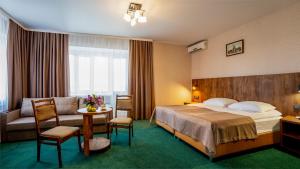沃羅涅什的住宿－Отель Ямской，酒店客房配有床、沙发和桌子。