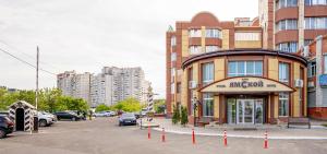 沃羅涅什的住宿－Отель Ямской，停车场内有停车位的建筑物