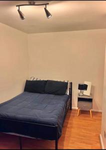 Tempat tidur dalam kamar di Entire 2 bedroom house in Hackney