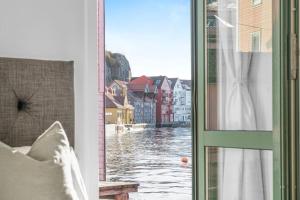 Zimmer mit einem Fenster und Flussblick in der Unterkunft Seaside Apt. Catch Crabs from Your Bedroom Window! in Bergen
