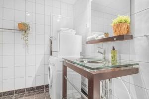 eine Küche mit Spüle und Arbeitsplatte in der Unterkunft Seaside Apt. Catch Crabs from Your Bedroom Window! in Bergen