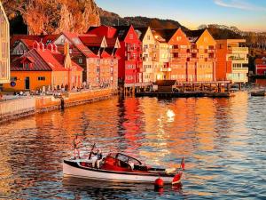 ein Boot im Wasser vor einer Stadt in der Unterkunft Seaside Apt. Catch Crabs from Your Bedroom Window! in Bergen