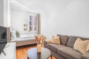 ein Wohnzimmer mit einer Couch und einem Tisch in der Unterkunft Seaside Apt. Catch Crabs from Your Bedroom Window! in Bergen
