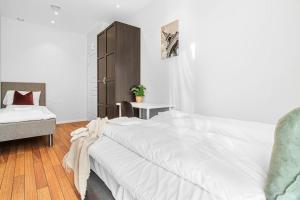 Ein Bett oder Betten in einem Zimmer der Unterkunft Seaside Apt. Catch Crabs from Your Bedroom Window!