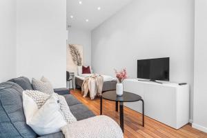 TV/Unterhaltungsangebot in der Unterkunft Seaside Apt. Catch Crabs from Your Bedroom Window!