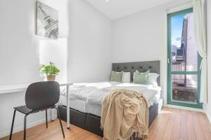 Ein Bett oder Betten in einem Zimmer der Unterkunft Seaside Apt. Catch Crabs from Your Bedroom Window!