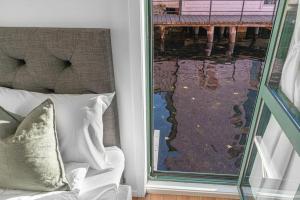 Ein Sitzbereich in der Unterkunft Seaside Apt. Catch Crabs from Your Bedroom Window!