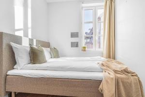 Ein Bett oder Betten in einem Zimmer der Unterkunft Seaside Apt. Catch Crabs from Your Bedroom Window!