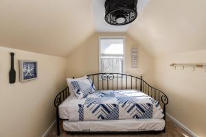 Dormitorio pequeño con cama y ventana en Ohana Hideaway, 